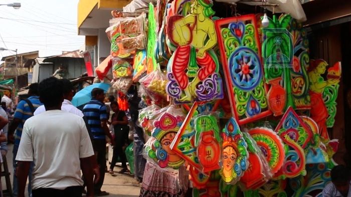 সামনেই পুজো, ব্যস্ততা কুমোরটুলিতে।-ফাইল ছবি