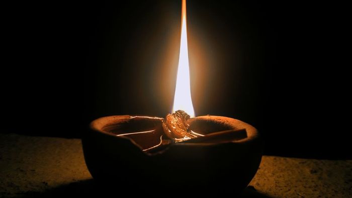 পোড়া প্রদীপ দিয়ে এই প্রতিকারটি করুন, ঝামেলা ও রোগ থেকে মুক্তি পাবেন