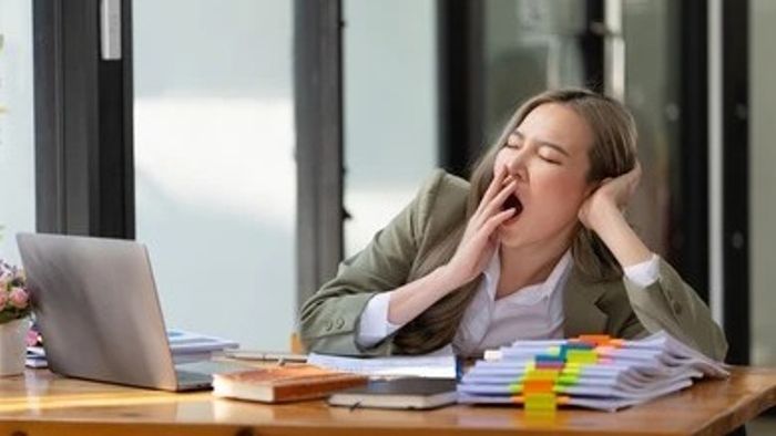 অফিস হোক বা বাড়ি, দুপুর হলেই চোখে নেমে আসছে রাজ্যের ঘুম? জানুন কারণ