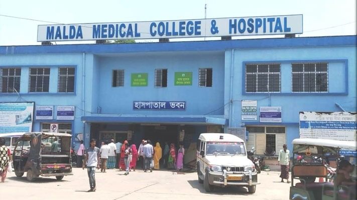 মালদা মেডিক্যালে ইন্টার্নকে মারধর, অভিযুক্তকে শোকজ, ৪৮ ঘণ্টা পর ঘেরাওমুক্ত অধ্যক্ষ