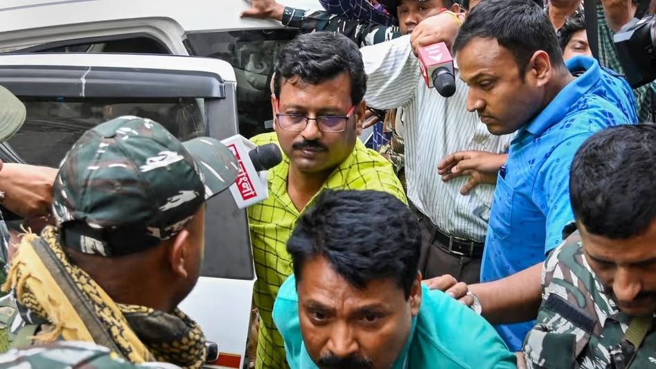 নর্দমায় মোবাইল ফেলেই পুকুরে ঝাঁপ, ED দেখে যা করলেন MLA জীবনকৃষ্ণ