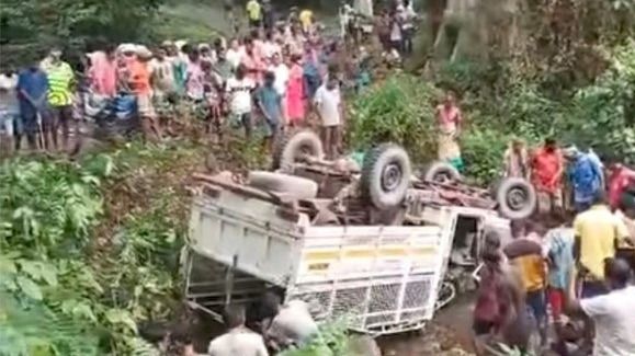 ডুয়ার্সে পিক-আপ ভ্যান উল্টে ৩ চা-শ্রমিকের মৃত্যু, জখম অন্তত ৩০