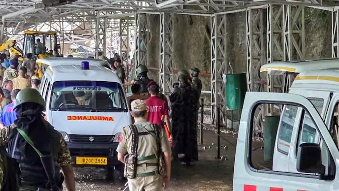 প্রবল বৃষ্টিতে বিপর্যস্ত জম্মু-কাশ্মীর, বৈষ্ণোদেবীর যাত্রাপথে ধসে মৃতের সংখ্যা বেড়ে ৩১