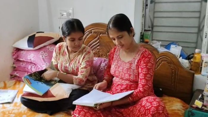 বয়স সংখ্যা মাত্র! মেয়ের সঙ্গে বিএ পাশ ৪৫ বছরের মায়ের, লক্ষ্য এবার এমএ