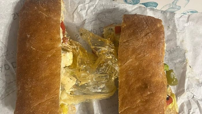 স্যান্ডউইচে প্লাস্টিকের গ্লাভস