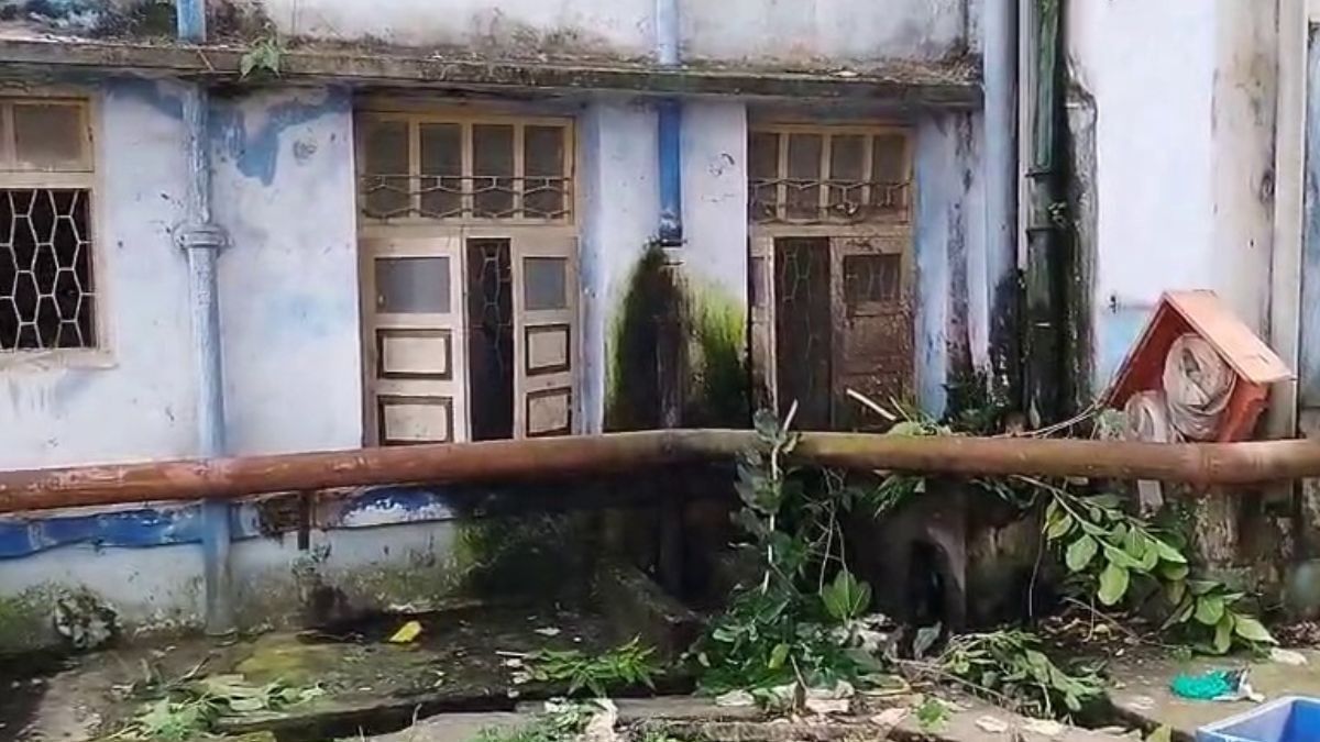 মরাপচা গন্ধ আসছিল! কাটোয়া হাসপাতালের ঘরে ঢুকতেই চক্ষু চড়কগাছ