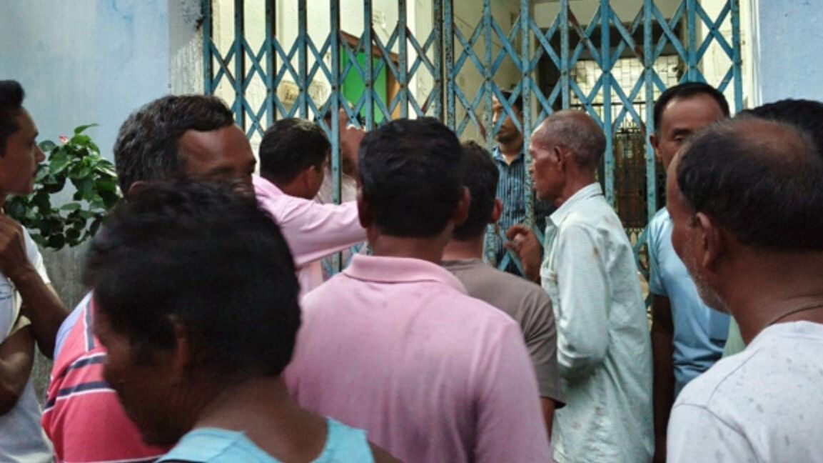 দুই মাস ধরে নিখোঁজ প্রধান, উপপ্রধান-কর্মীদের আটকে বিক্ষোভ তৃণমূলের