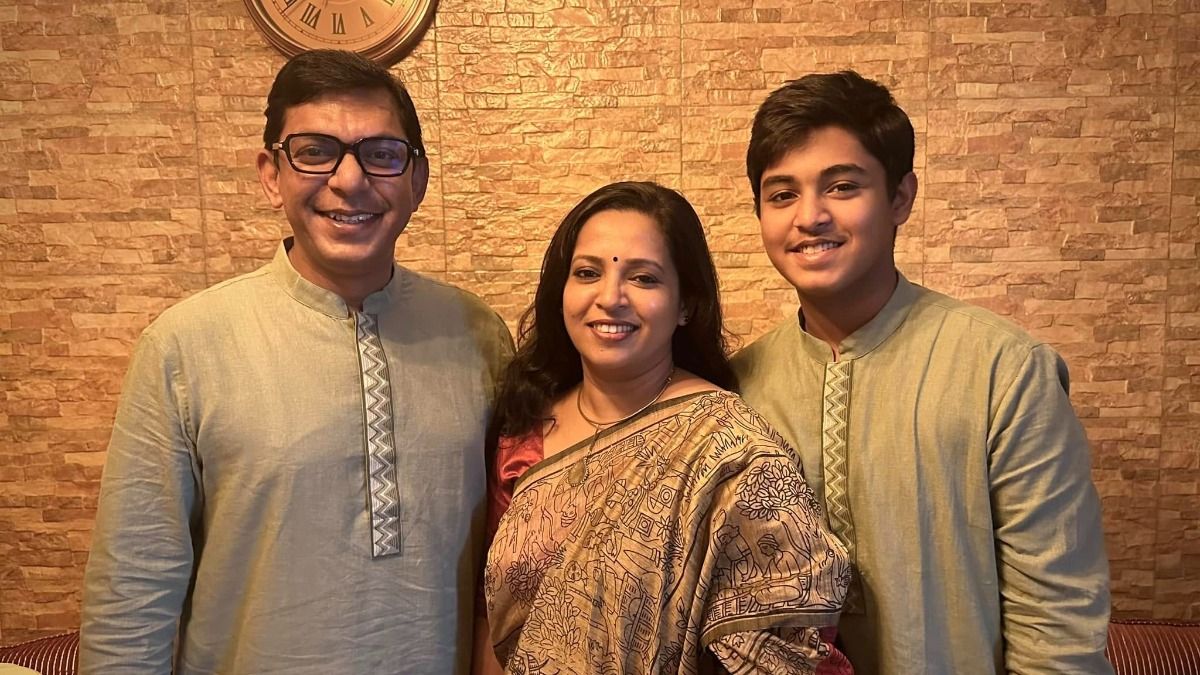 স্ত্রী ও পুত্রের সঙ্গে চঞ্চল (ছবি: ফেসবুক)