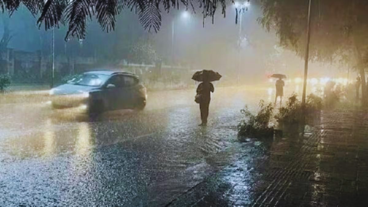 বাংলায় বৃষ্টির দাপট বাড়বে? নিম্নচাপটির গতিবিধি কী? লেটেস্ট আপডেট