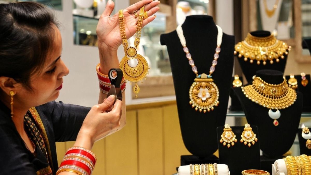 পুজোর বাজারে ১ লাখের ওপরে সোনা, ভরি কত করে?
