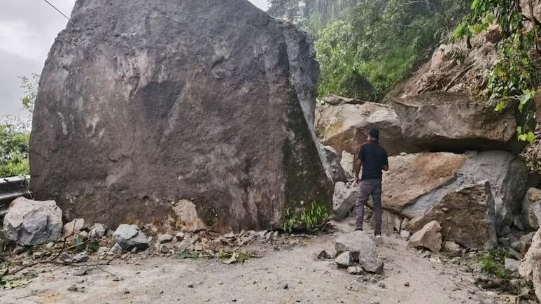 ফের ধসে ভোগান্তি, সিকিম-বাংলা সংযোগকারী ১০ নম্বর জাতীয় সড়কে