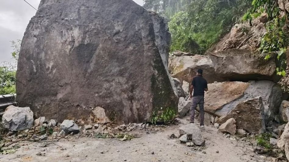 ফের ধসে ভোগান্তি, সিকিম-বাংলা সংযোগকারী ১০ নম্বর জাতীয় সড়কে ফের ধসে ভোগান্তি, সিকিম-বাংলা সংযোগকারী ১০ নম্বর জাতীয় সড়কে