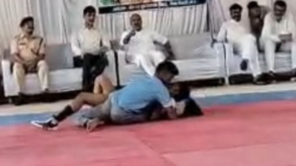 ছেলেদের সঙ্গে মেয়েদের জোরদার কবাডি ম্যাচ, ব্যাপক বিতর্ক মধ্যপ্রদেশে ছেলেদের সঙ্গে মেয়েদের জোরদার কবাডি ম্যাচ, ব্যাপক বিতর্ক মধ্যপ্রদেশে
