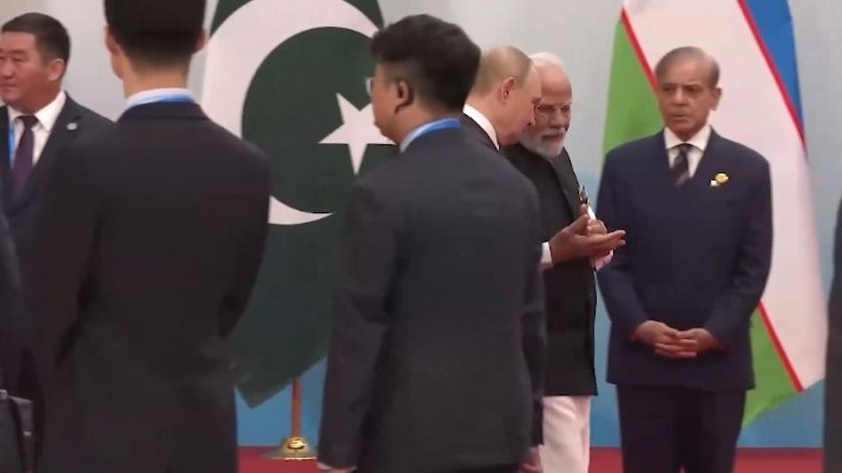 'কোনও কোনও দেশ সন্ত্রাস চালিয়ে যাচ্ছে,' শরিফের সামনেই পহেলগাঁও ইস্যু তুললেন মোদী 'কোনও কোনও দেশ সন্ত্রাস চালিয়ে যাচ্ছে,' শরিফের সামনেই পহেলগাঁও ইস্যু তুললেন মোদী
