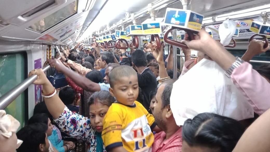 ভিড়ে ঠাসা মেট্রো।-ফাইল ছবি
