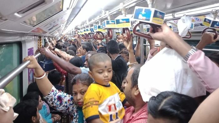 ভিড়ে ঠাসা মেট্রো।-ফাইল ছবি