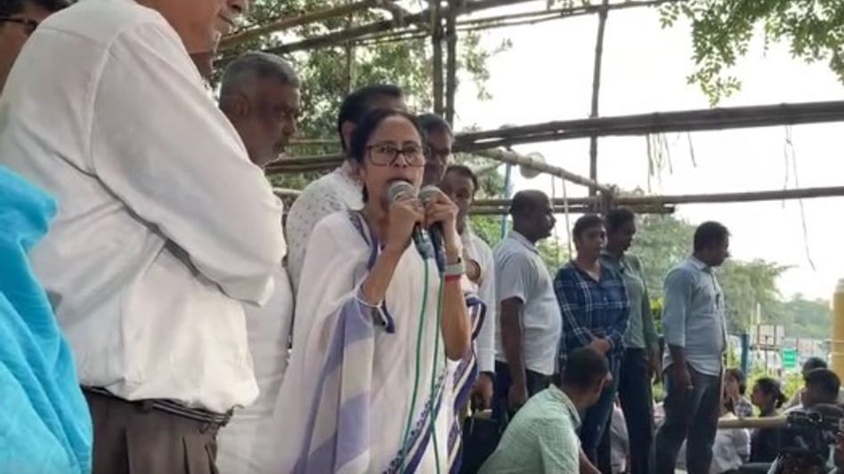 মেয়ো রোডে TMC-র মঞ্চ তুলে দিল সেনা, তড়িঘড়ি ছুটলেন মমতা, বললেন, 'এটা BJP-র কাজ' মেয়ো রোডে TMC-র মঞ্চ তুলে দিল সেনা, তড়িঘড়ি ছুটলেন মমতা, বললেন, 'এটা BJP-র কাজ'