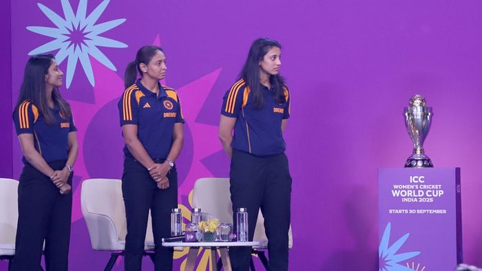 বিশ্বকাপ ট্রফি হাতে ভারতীয় মহিলা খেলোয়াড়