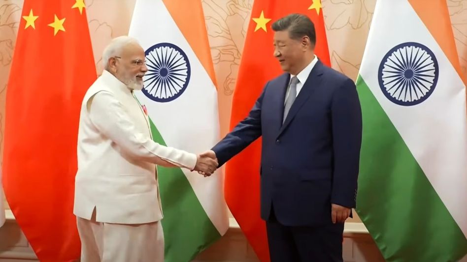 মোদী-জিনপিং হ্যান্ডশেক, কংগ্রেস বলছে, 'আত্মসমর্পণ' মোদী-জিনপিং হ্যান্ডশেক, কংগ্রেস বলছে, 'আত্মসমর্পণ'
