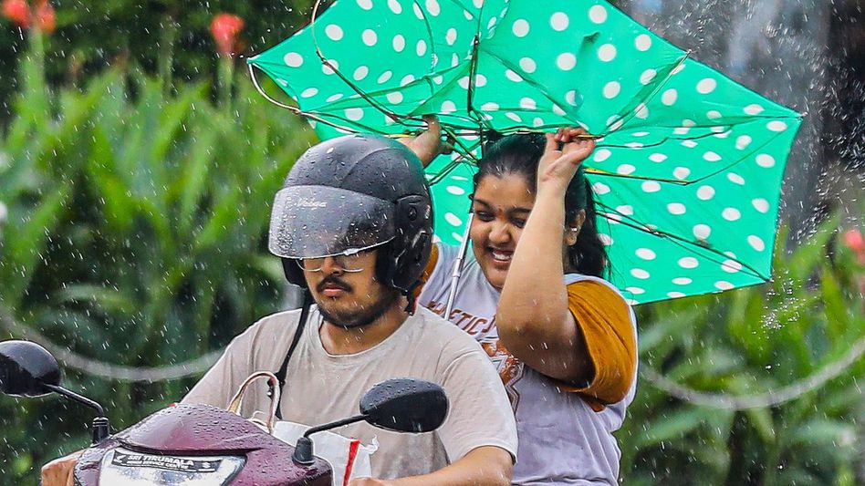 সাগরে নিম্নচাপের জেরে দক্ষিণবঙ্গে বৃষ্টির পূর্বাভাস, তুমুল বর্ষণ কোন কোন জেলায়?  সাগরে নিম্নচাপের জেরে দক্ষিণবঙ্গে বৃষ্টির পূর্বাভাস, তুমুল বর্ষণ কোন কোন জেলায়?