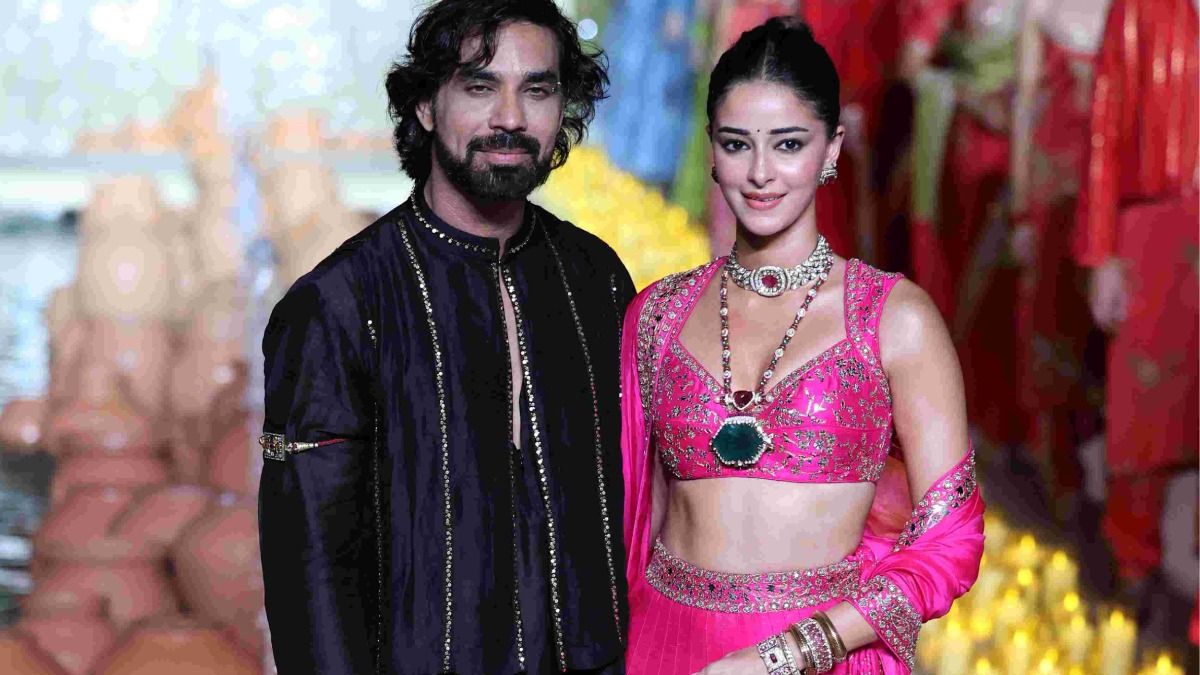 বয়স অনেক কম দেখাবে, জেনে নিন পোশাকের এই ৮ কৌশল বয়স অনেক কম দেখাবে, জেনে নিন পোশাকের এই ৮ কৌশল