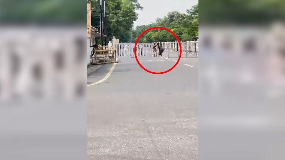 গায়কের বিরুদ্ধে ধর্ষণের অভিযোগ, যোগীর বাসভবনের সামনে আত্মহুতির চেষ্টা নির্যাতিতার গায়কের বিরুদ্ধে ধর্ষণের অভিযোগ, যোগীর বাসভবনের সামনে আত্মহুতির চেষ্টা নির্যাতিতার