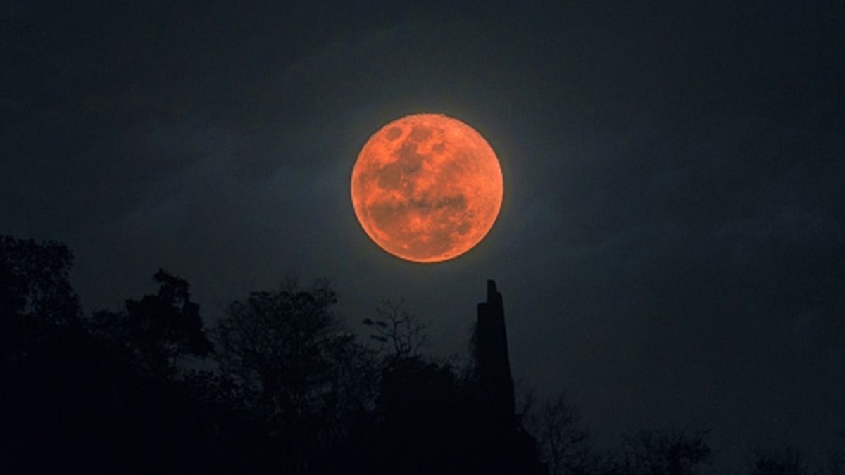 Blood Moon total lunar eclipse: আজ চন্দ্রগ্রহণের সময় জেনে নিন।