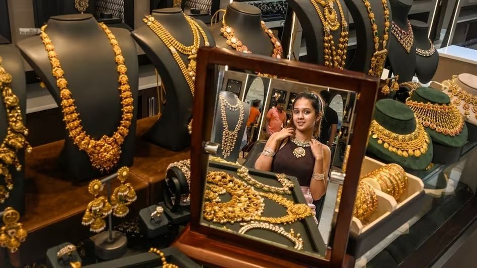 এক সপ্তাহেই রেকর্ড ভাঙা দাম, ২৪ ক্যারেট সোনার ১০ গ্রামের দাম কত হল? এক সপ্তাহেই রেকর্ড ভাঙা দাম, ২৪ ক্যারেট সোনার ১০ গ্রামের দাম কত হল?