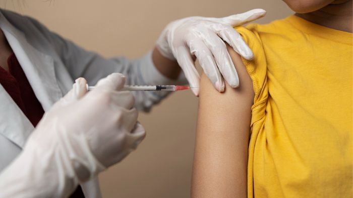 মহিলা টিকা নিচ্ছেন