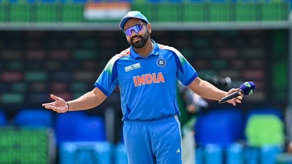 ভারতের অধিনায়ক রোহিত শর্মা ভারত ও নিউজিল্যান্ডের মধ্যে আইসিসি চ্যাম্পিয়ন্স ট্রফির একদিনের আন্তর্জাতিক (ওডিআই) ফাইনাল ক্রিকেট ম্যাচ শুরুর আগে টসের পর প্রতিক্রিয়া জানাচ্ছেন 