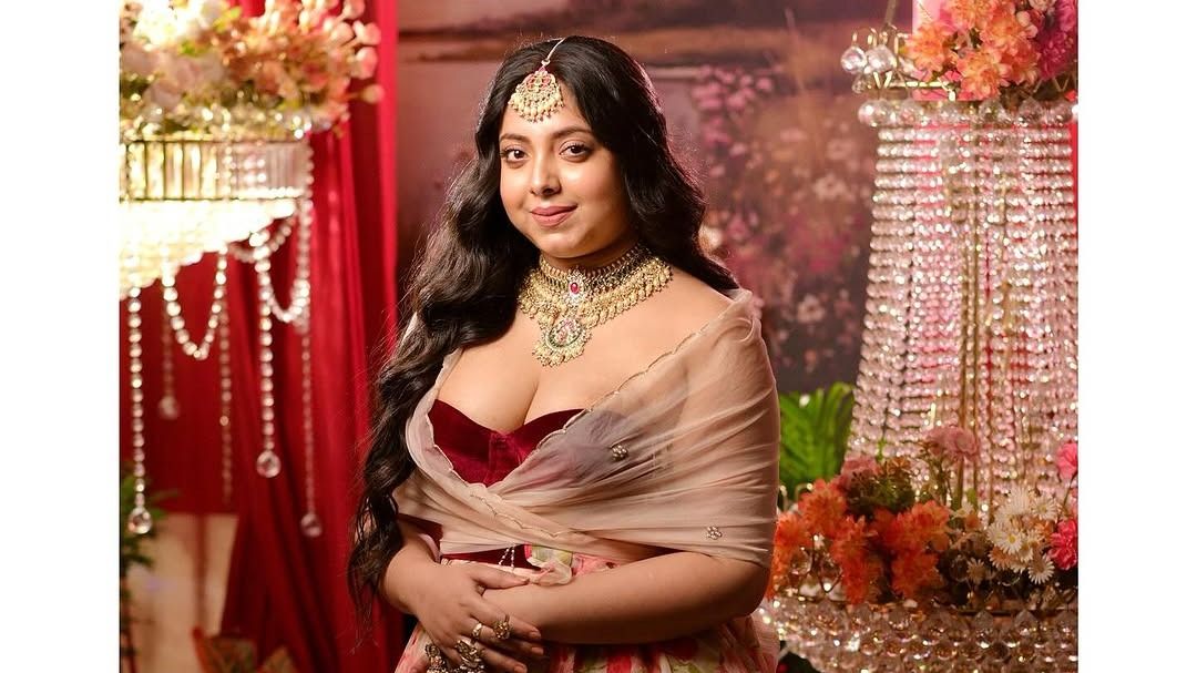 উন্মুক্ত বক্ষ বিভাজিকায় শ্রীময়ী, চরম কটাক্ষের শিকার কাঞ্চনের স্ত্রী