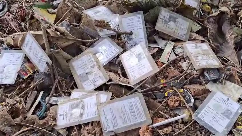 আবর্জনার স্তূপে উদ্ধার প্রচুর ভোটার কার্ড, আসানসোলে শোরগোল 