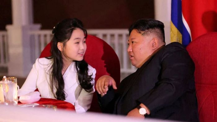 নিজের ১২ বছরের মেয়েকে উত্তরসূরি বানাচ্ছেন কিম জং উন? চমক উত্তর কোরিয়ায়