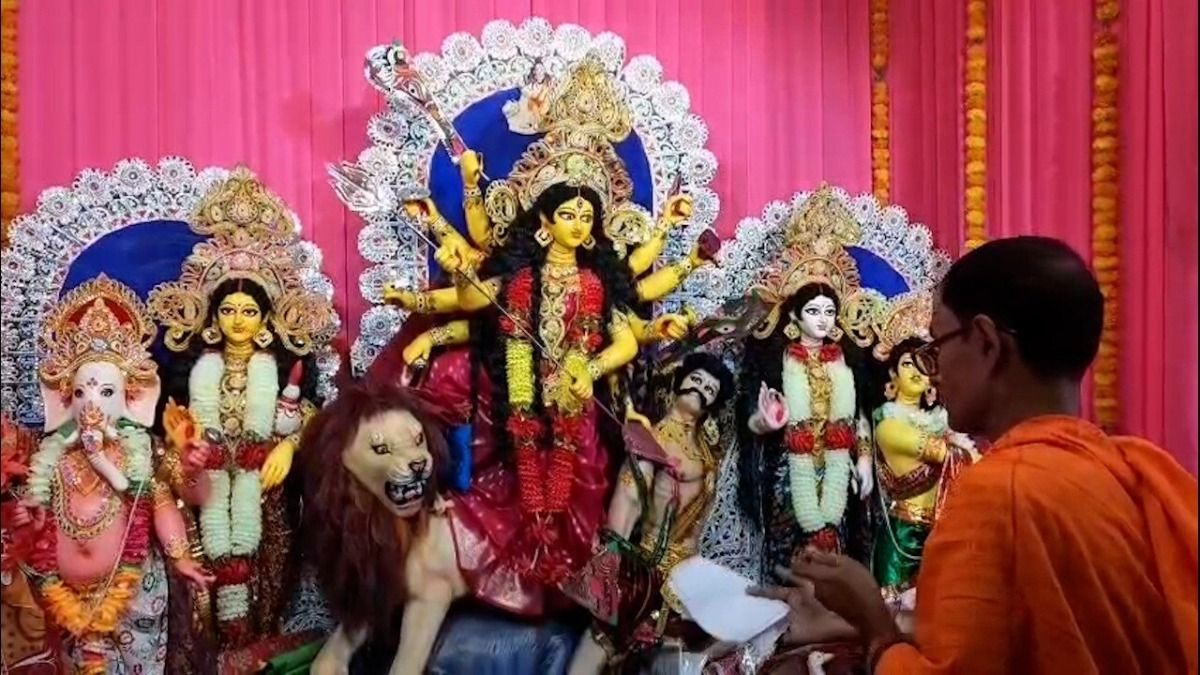 'দুর্গোৎসবে মদ, গাঁজা', বাংলাদেশে হিন্দুদের পুজো বন্ধ করতে চাইছেন ইউনূস?