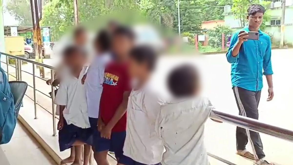 ঘুমন্ত অবস্থায় চোখে ফেভিকুইক! হাসপাতালে ৮ ছাত্র, বরখাস্ত  প্রধান শিক্ষক 