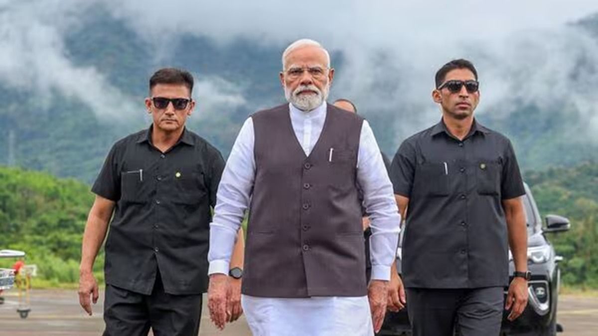 উড়ল না কপ্টার, দেড় ঘণ্টা গাড়িতেই, মণিপুরে ঘরছাড়াদের মাঝে মোদী