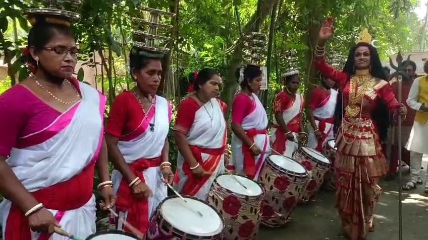 পুজোয় ভিনরাজ্যে যেতে ভয় পাচ্ছেন বাংলার মহিলা ঢাকিরা, হচ্ছেন পুলিশের দ্বারস্থ