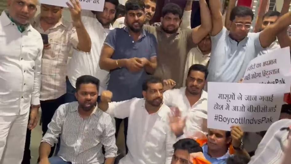 ভারত-পাকিস্তান ম্যাচ চলাকালীন দিল্লির কনট প্লেসে হাঙ্গামা, খেলা দেখানোয় বিক্ষোভ