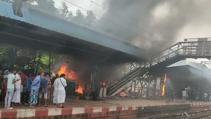 ভয়াবহ আগুন সন্তোষপুর স্টেশনে, শিয়ালদা লাইনে ট্রেন চলাচলের কী অবস্থা?