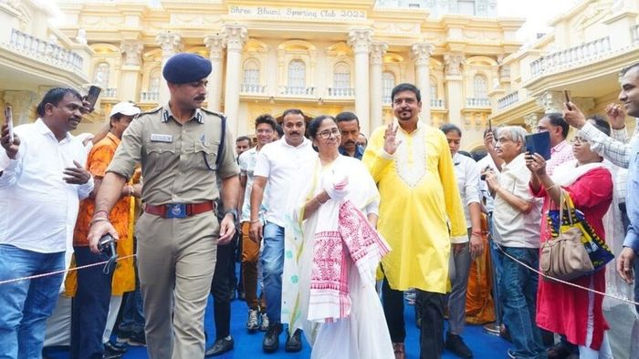 দুর্গাপুজো উদ্বোধনে মমতা বন্দ্যোপাধ্যায়।-ফাইল ছবি