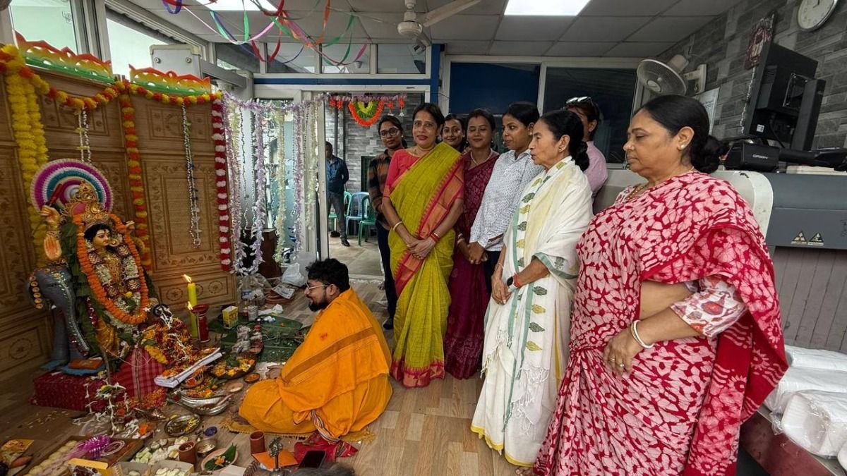 বাড়ির সামনেই পুলিশের বিশ্বকর্মা পুজোয় মমতা, সঙ্গে অভিষেকের মা-ও 