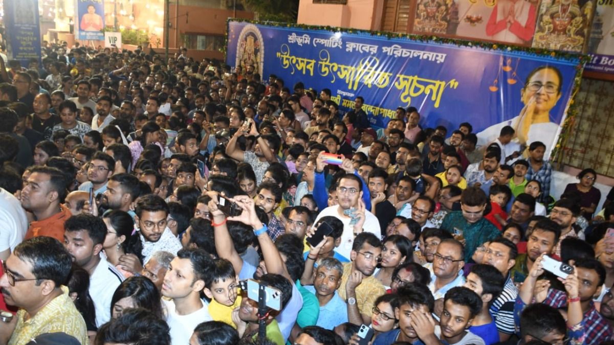 কলকাতায় পুজোর ভিড়ে কেউ হারিয়ে গেলে খুঁজে দেবে পুলিশ, হেল্পলাইন নম্বর লিখে নিন