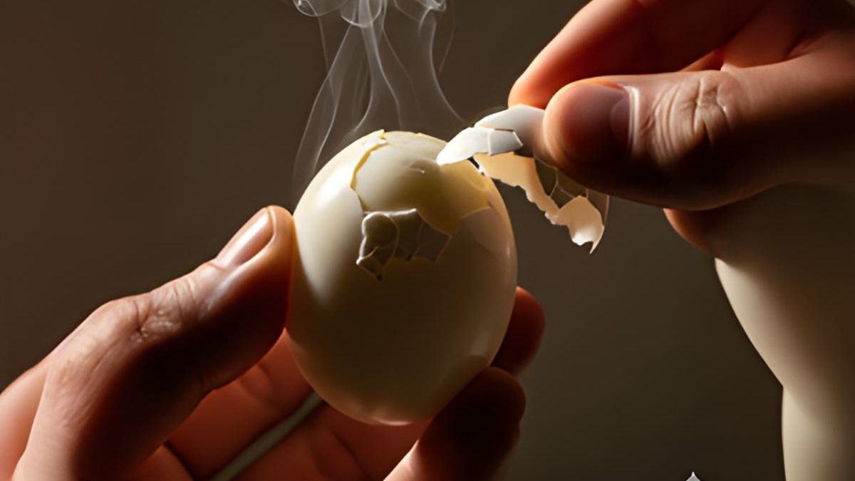 Easy tips and tricks to peel boiled eggs: সেদ্ধ ডিমের খোসা ছাড়ানোর দারুণ টেকনিক, রইল ৭টি উপায়