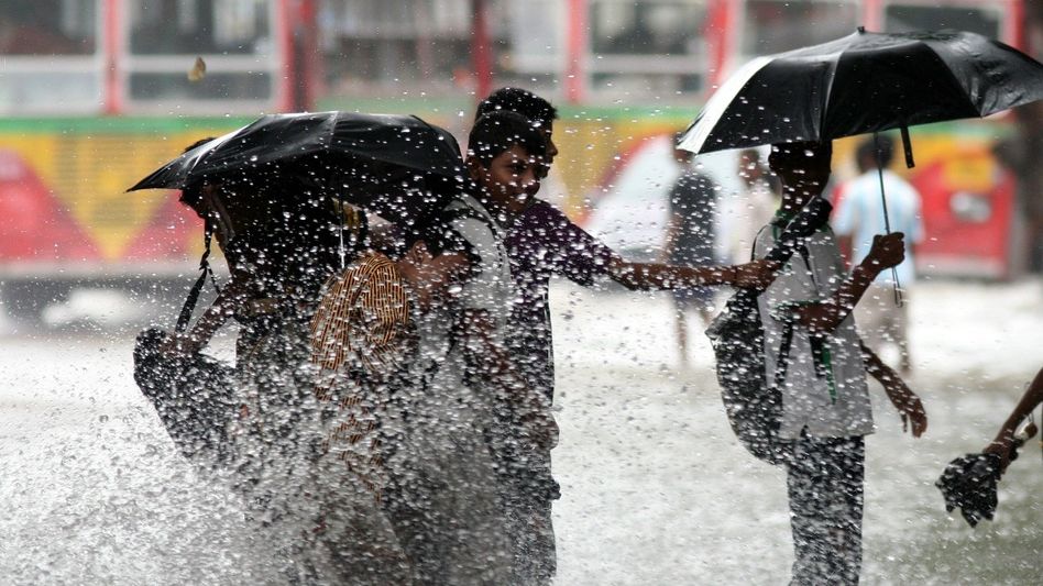 ৯ জেলায় ঝড়-বৃষ্টির সতর্কতা জারি, পুজোর আগে আর কতদিন? ৯ জেলায় ঝড়-বৃষ্টির সতর্কতা জারি, পুজোর আগে আর কতদিন?