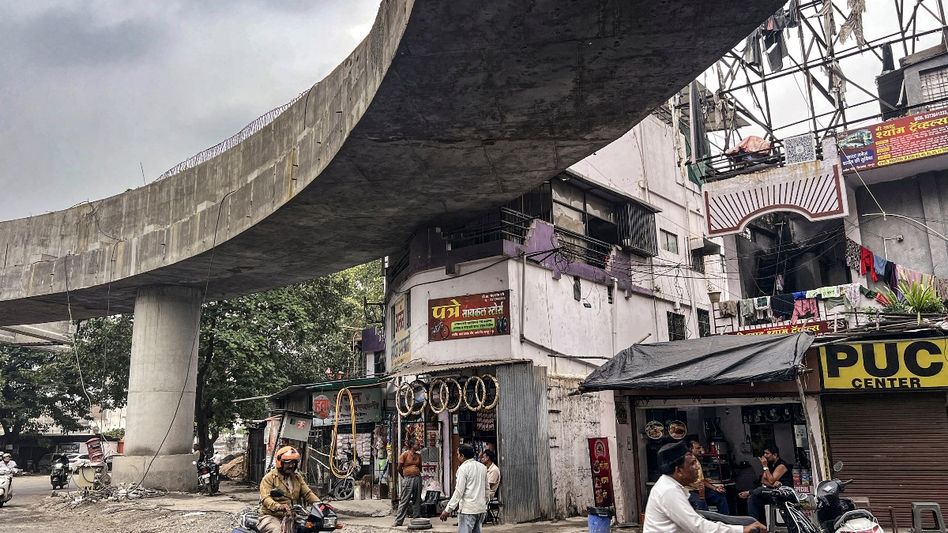 বারান্দায় ফ্লাইওভার, না কি ফ্লাইওভারে বারান্দা! সরকারি পরিকল্পনা নিয়ে প্রশ্ন নাগপুরে, Viral বারান্দায় ফ্লাইওভার, না কি ফ্লাইওভারে বারান্দা! সরকারি পরিকল্পনা নিয়ে প্রশ্ন নাগপুরে, Viral