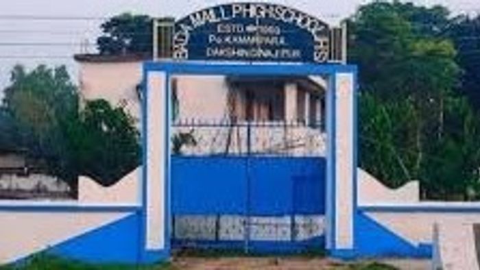 স্কুলে রাতের অন্ধকারে অসামাজিক কাজ, ধৃত যুগল, সাসপেন্ড নৈশপ্রহরী