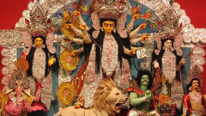 পুজোয় এই জিনিসগুলো বাড়িতে রাখতে পারলে অর্থের বর্ষা হবে