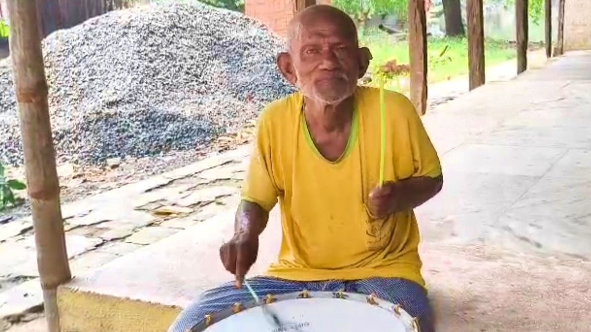 শরীরের ৮০% অকেজো, সত্তরোর্ধ্ব জগন্নাথের ঢালের তালে কোমর দোলে কোন্নগরের