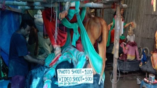 ইউটিউবার, রিল মেকারদের জ্বালায় অতিষ্ঠ, শিলিগুড়ির কুমোরটুলিতে রেট চার্ট ঝোলালেন মৃত্‍‍‌শিল্পীরা
