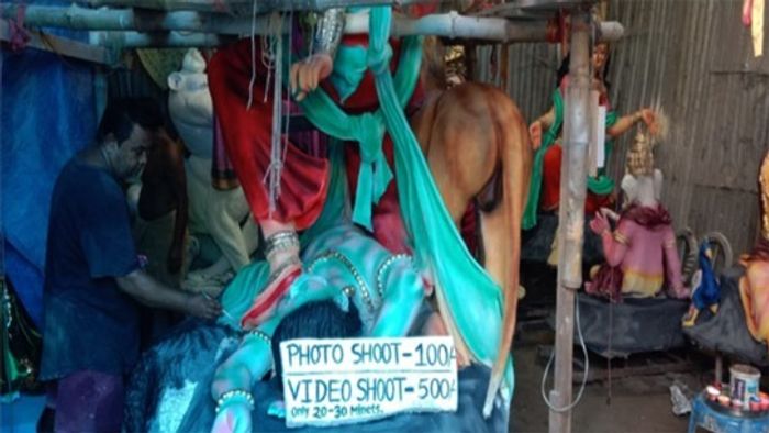 রিল-মেকারদের জ্বালায় অতিষ্ঠ, শিলিগুড়ি কুমোরটুলিতে ছবি-ভিডিওর জন্য ‘রেট চার্ট’ ঝোলালেন মৃৎশিল্পীরা